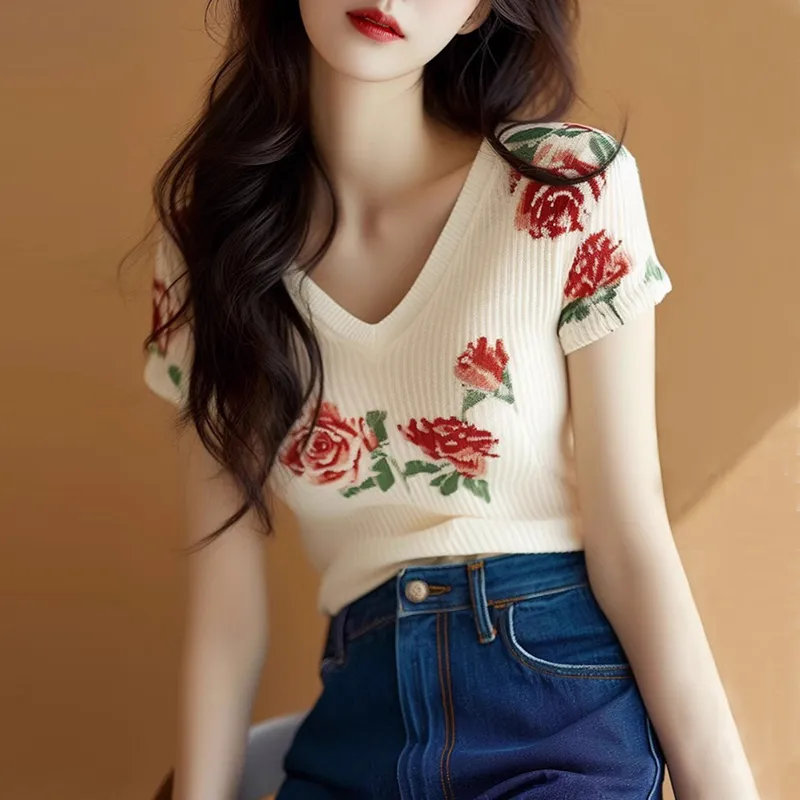 Embroidery Roses - Damska beżowa bluzka z dzianiny z