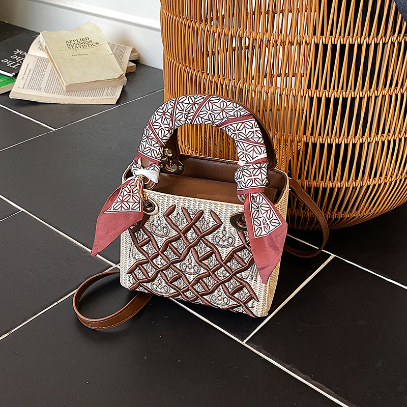 Wykwintna Mini Torebka do Ręki – Embroidery Font recenzja i cena